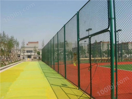 体育场都会设置球场防护围栏网